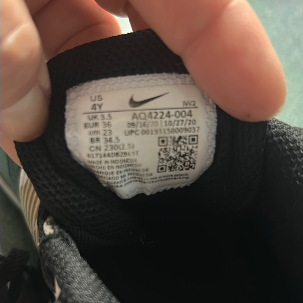 Nike Team Hustle Unisex Shoes 4Y EUC - Picture 2 of 5